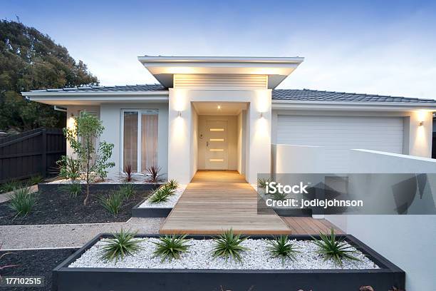 Vista De Frente De Casa Contemporánea En Australia Foto de stock y más banco de imágenes de Casa - Casa, Moderno, Edificio residencial