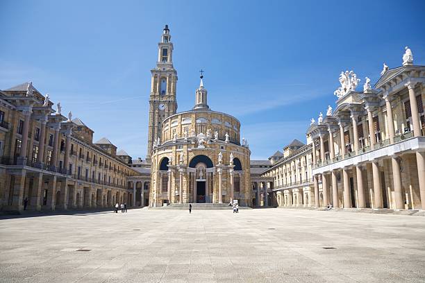 Edifício da Universidade pública de referência Monumento Laboral em Gijón Astúrias - fotografia de stock