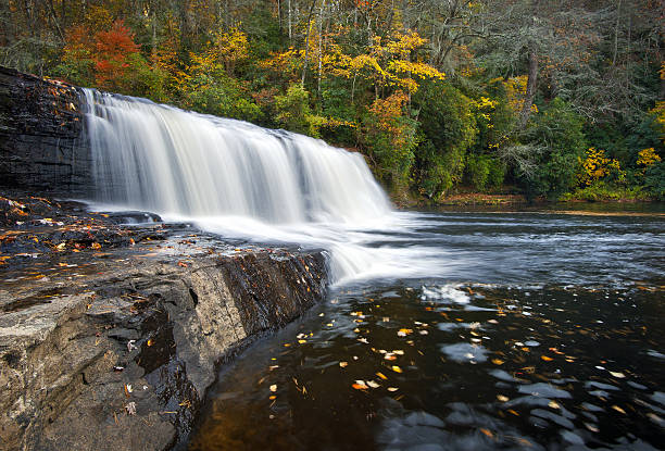 hooker falls herbst wasserfälle dupont state park forest herbstlaub - wnc stock-fotos und bilder