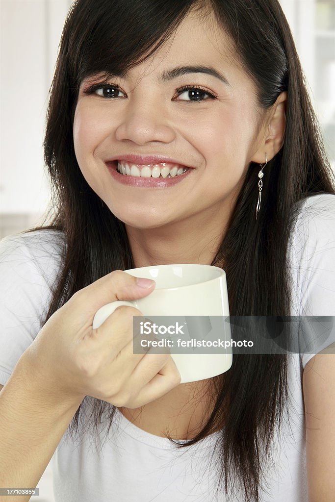 Donna asiatica sorridente avendo caffè - Foto stock royalty-free di Adulto