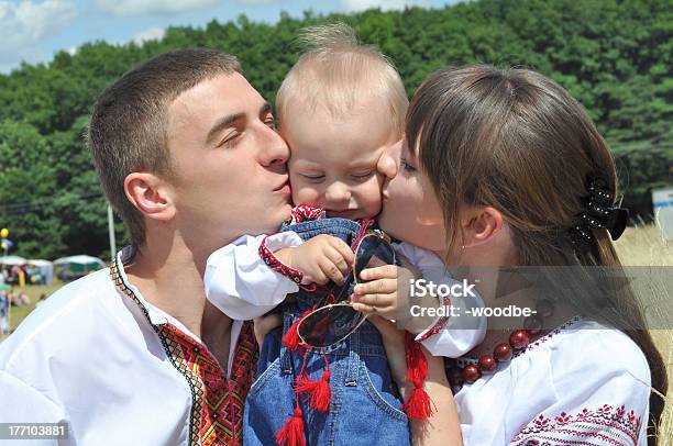 キス若い両親の子供 - 1歳以上2歳未満のストックフォトや画像を多数ご用意 - 1歳以上2歳未満, 3人, ウクライナ