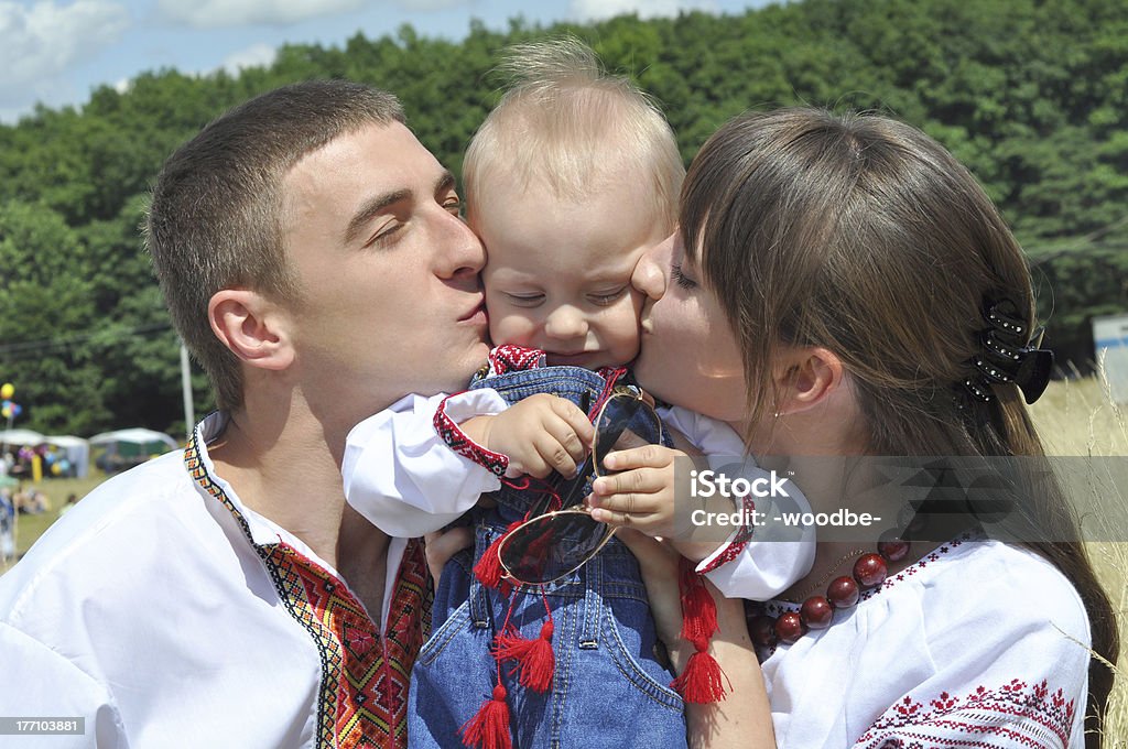 Pais jovens Beijar sua criança - Royalty-free 12-15 Meses Foto de stock