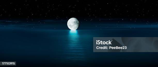 Księżyc Wzrost - zdjęcia stockowe i więcej obrazów Morze - Morze, Pełnia księżyca, Bez ludzi