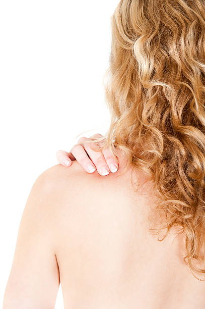 vista posteriore di una giovane donna con il suo collo dolore - male beauty beauty hairstyle shirtless foto e immagini stock