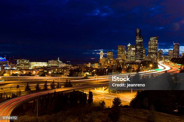 Horizonte De Seattle En La Noche Y El Estelas De Luz Foto de stock y más banco de imágenes de Aire libre
