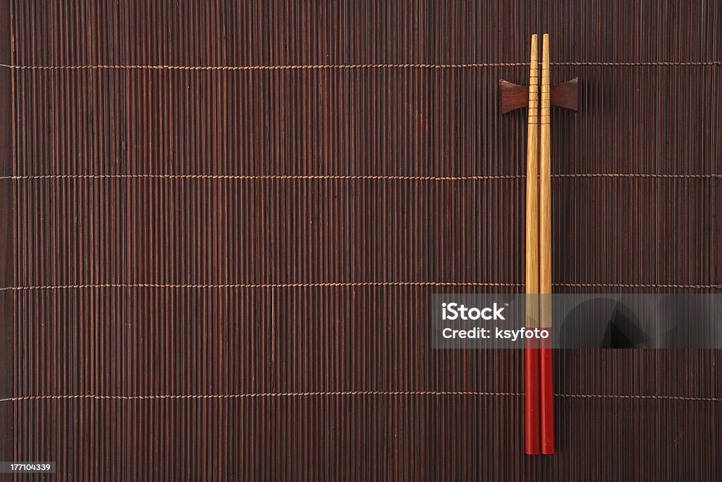 Pałeczki na Bambus mat - Zbiór zdjęć royalty-free (Pałeczki)