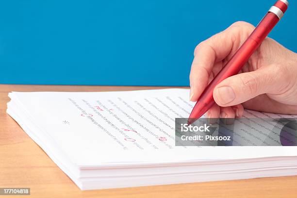 Mão Com Caneta De Revisão De Texto Manuscrito - Fotografias de stock e mais imagens de Revisão de Texto - Revisão de Texto, Azul, Caneta