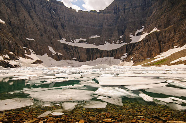 hielo en un puerto alpino lago - extreme terrain eroded snow landscape fotografías e imágenes de stock