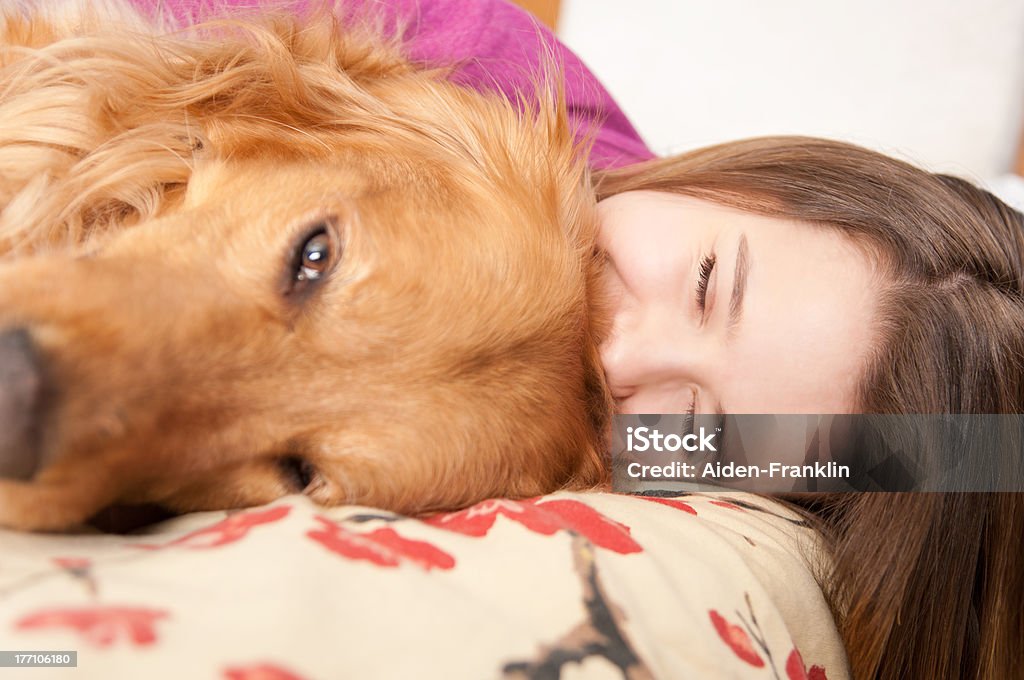 Chica feliz con su perro colocación - Foto de stock de Abrazar libre de derechos