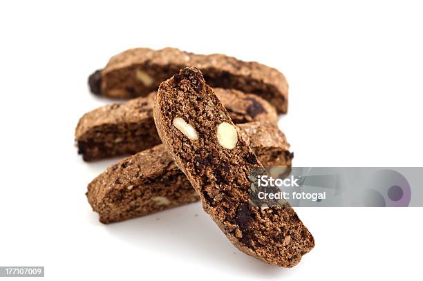 Almond Carquiñoli De Chocolate Foto de stock y más banco de imágenes de Carquiñol - Carquiñol, Fondo blanco, Al horno