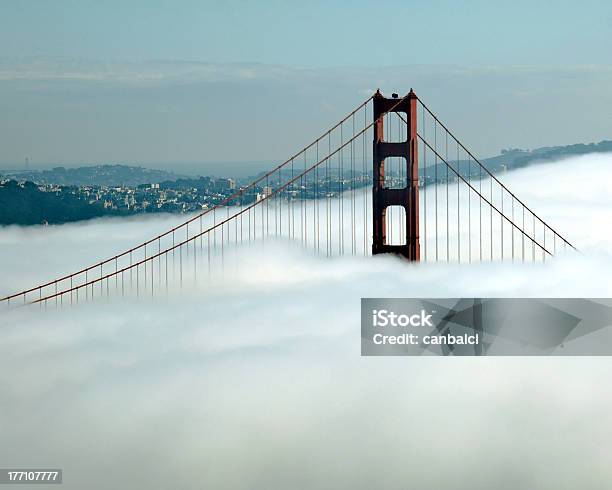 Puente Golden Gate En Niebla 2 Foto de stock y más banco de imágenes de Agua - Agua, Bahía, California