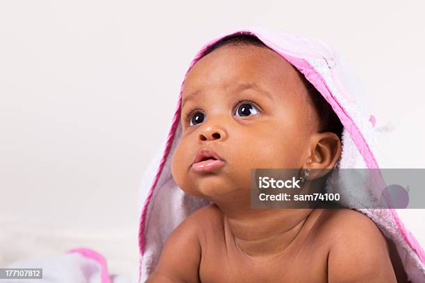사랑스러운 어린 중유럽식 칠레식 아기 여자아이 아기에 대한 스톡 사진 및 기타 이미지 - 아기, 수건, 아프리카 민족