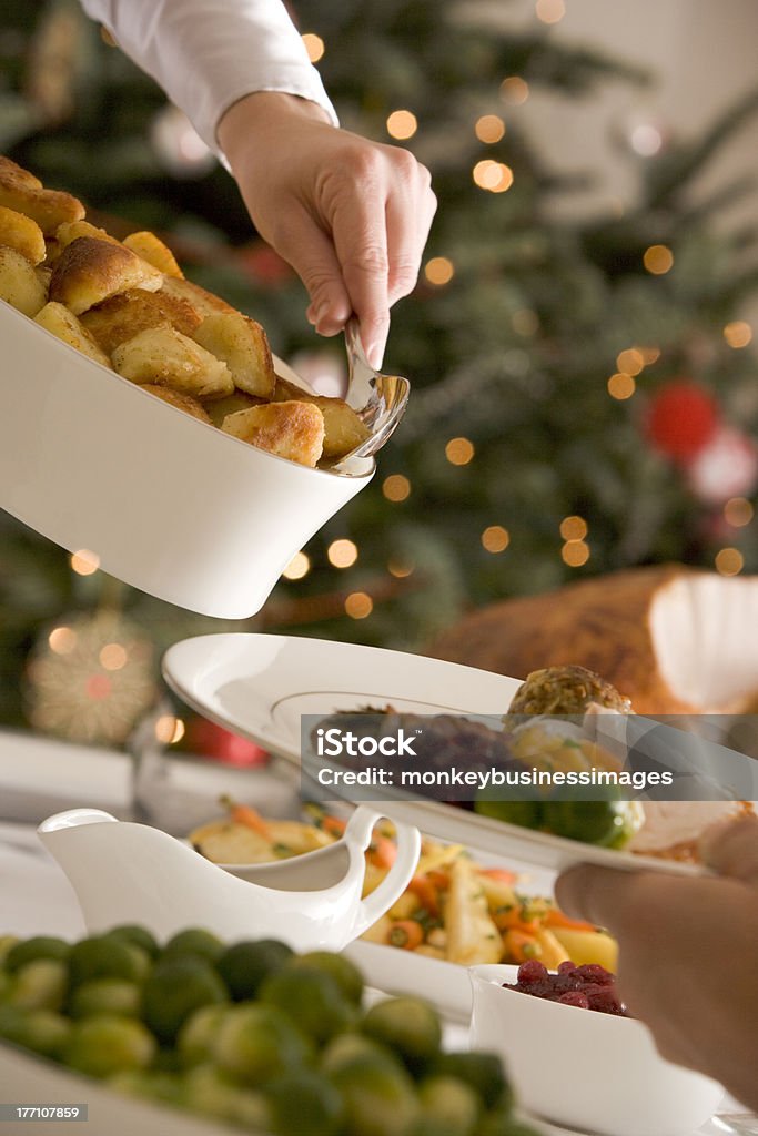 Patate arrosto che serve a pranzo di Natale - Foto stock royalty-free di Festeggiamento