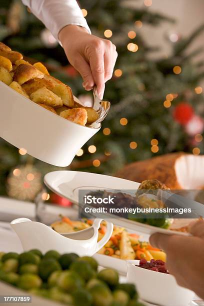 Patate Arrosto Che Serve A Pranzo Di Natale - Fotografie stock e altre immagini di Festeggiamento - Festeggiamento, Patate arrosto, Adulto