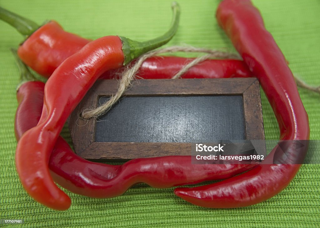 mit Holztäfelchen Chilis im Grünen - Foto stock royalty-free di Affilato