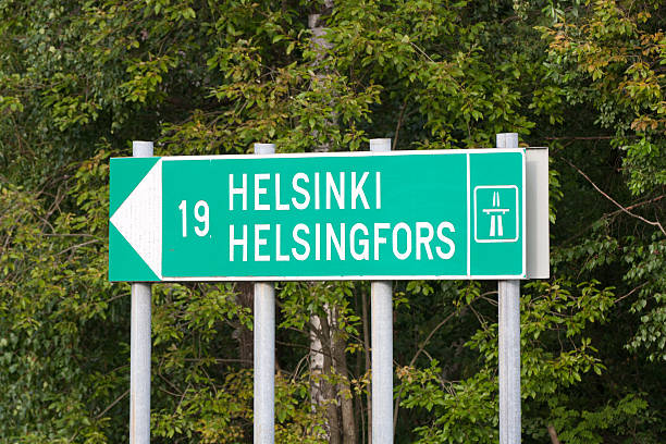 señal de helsinki - directional sign crossroads sign distance sign sign fotografías e imágenes de stock