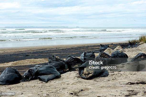 Disastro Petrolifero Di Tauranga - Fotografie stock e altre immagini di Inquinamento dell'acqua - Inquinamento dell'acqua, Nuova Zelanda, Petrolio