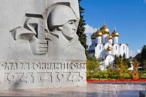World War 2 memorial with sculpture and Uspenski Cathedral in the Yaroslavl'