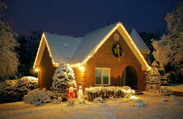 Cottage Christmas decorated cottage christmas lights house stock pictures, royalty-free photos & images