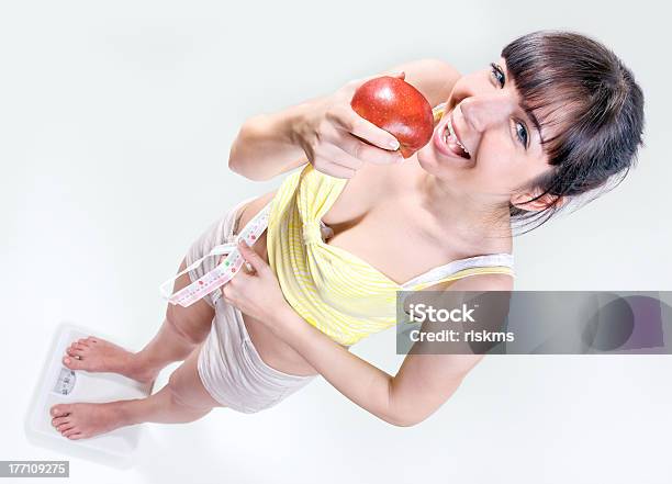 Mädchen Essen Apple Stockfoto und mehr Bilder von Abnehmen - Abnehmen, Apfel, Bauch