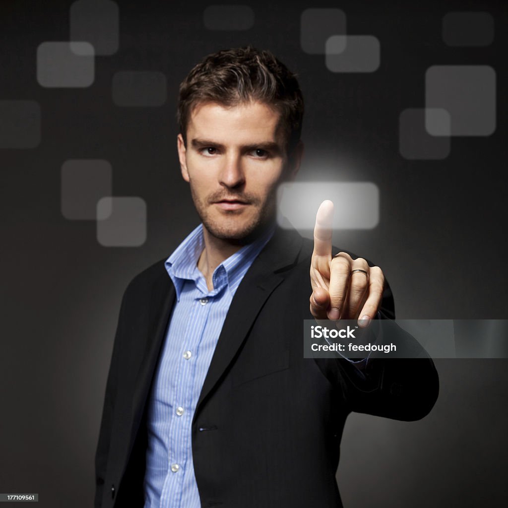 Homem de negócios, pressionando um botão touchscreen - Foto de stock de Abstrato royalty-free