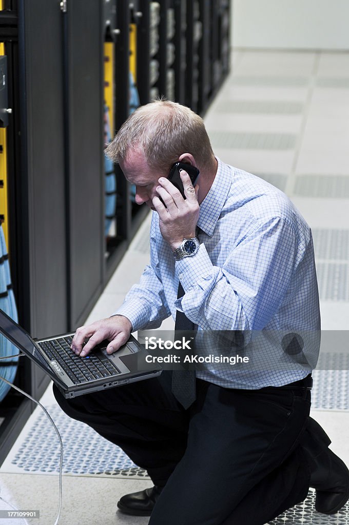 O técnico com equipamentos de rede e laptop - Foto de stock de Segurança de rede royalty-free