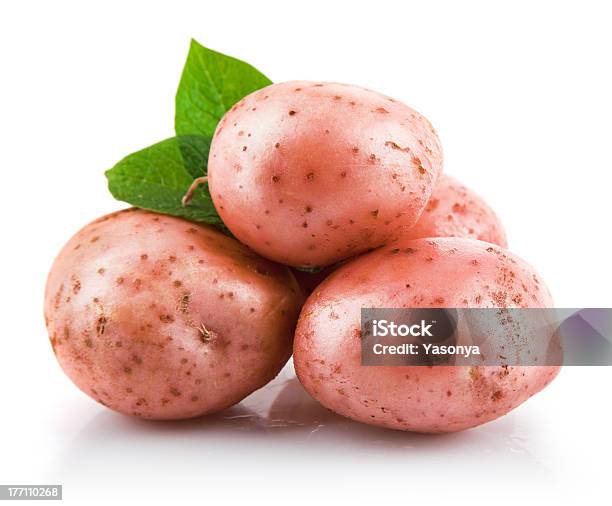 Ziemniaki Świeże Z Zielony Liść - zdjęcia stockowe i więcej obrazów Bez ludzi - Bez ludzi, Biały, Czerwony