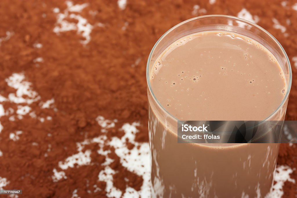 Milk-shake de Chocolate e pó de cacau - Foto de stock de Bebida royalty-free