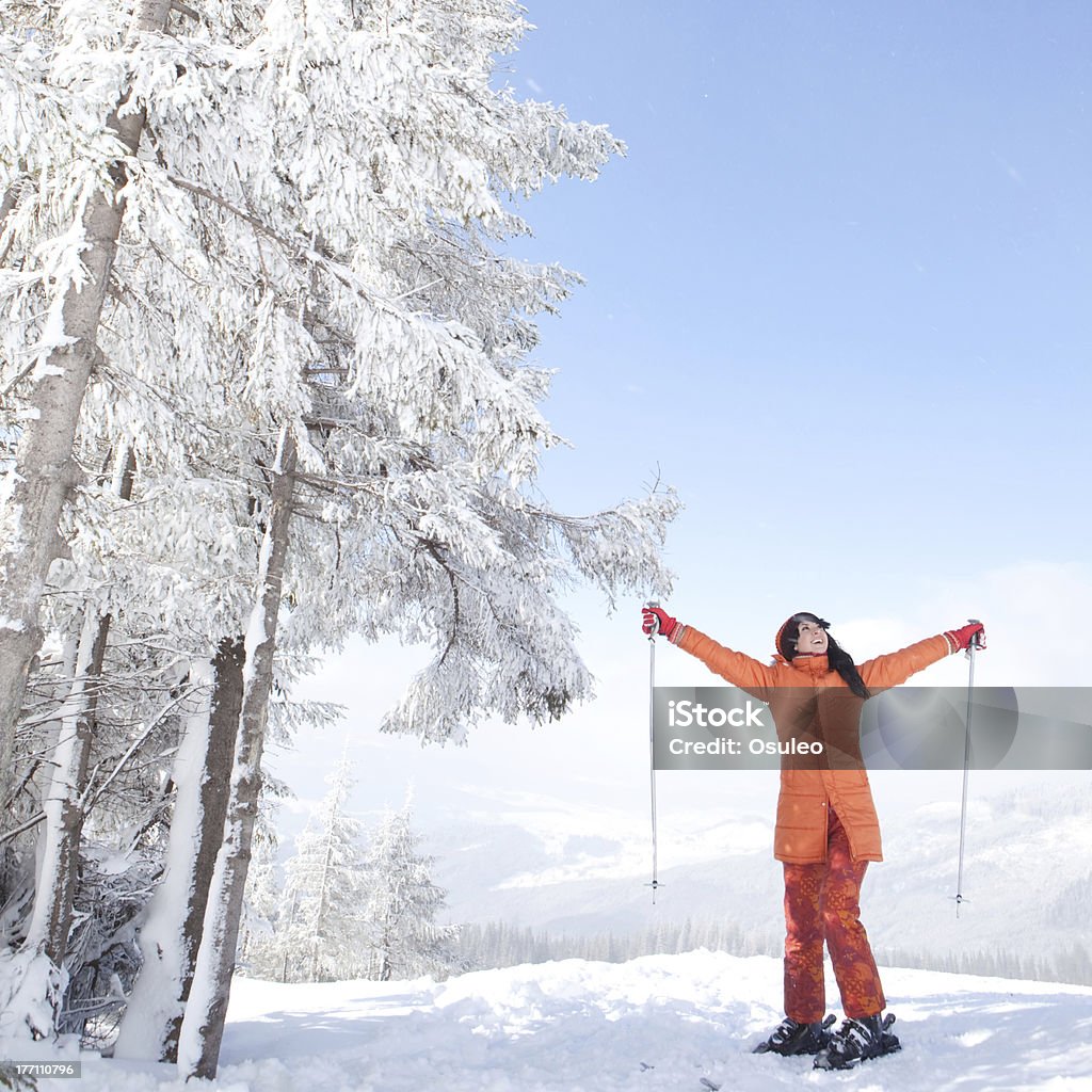 Heureuse jeune fille avec le ski dans le paysage hivernal - Photo de Activité libre de droits