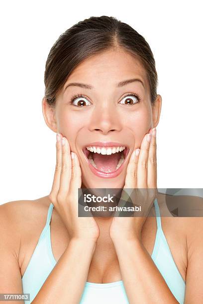 Szczęśliwy Uśmiechający Się Kobieta Zaskoczony - zdjęcia stockowe i więcej obrazów Podniecenie - Podniecenie, Zachwycony, 20-24 lata