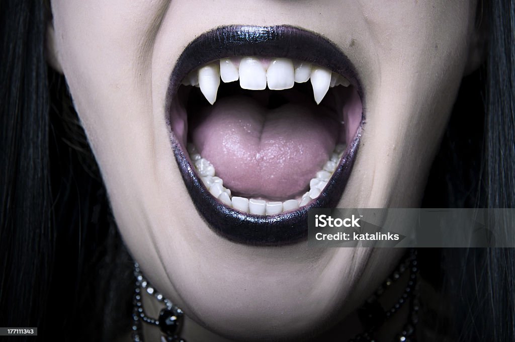 Inaugurado Vampiro mulher boca detalhe - Foto de stock de Vampiro royalty-free