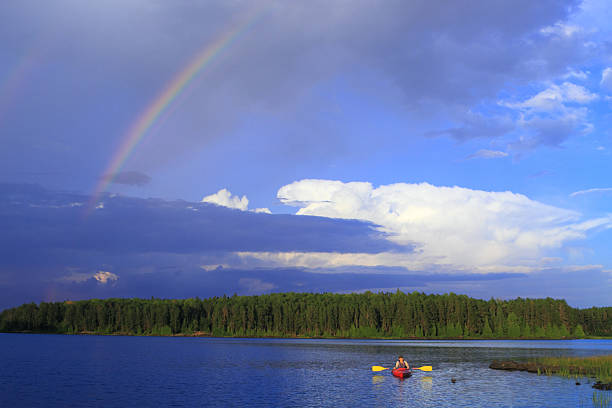 girl paseos en canoa - canoeing canoe minnesota lake fotografías e imágenes de stock