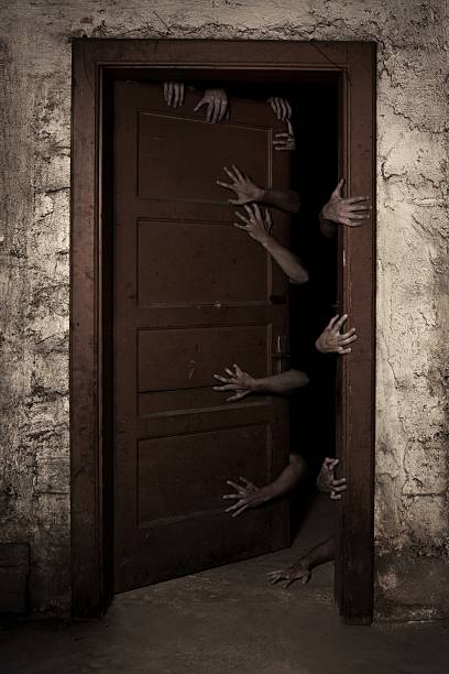 bem-vindo - basement spooky cellar door - fotografias e filmes do acervo