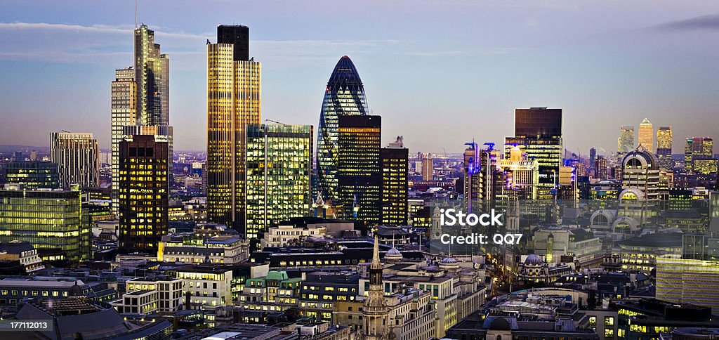 Vista aérea de Londres en la noche - Foto de stock de Negocio corporativo libre de derechos