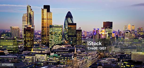Vista Aérea De Londres En La Noche Foto de stock y más banco de imágenes de Negocio corporativo - Negocio corporativo, Londres - Inglaterra, Panorama urbano