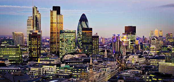 vista aérea de londres à noite - london england canary wharf skyline cityscape imagens e fotografias de stock