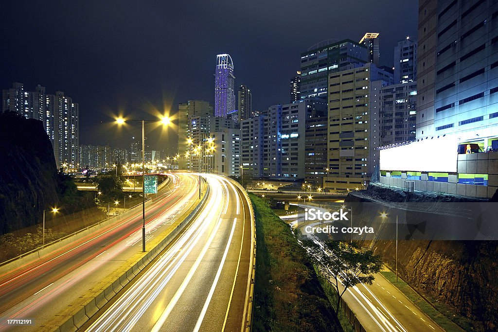 Traffico di notte e grandi pubblicità blocco - Foto stock royalty-free di Accendere (col fuoco)