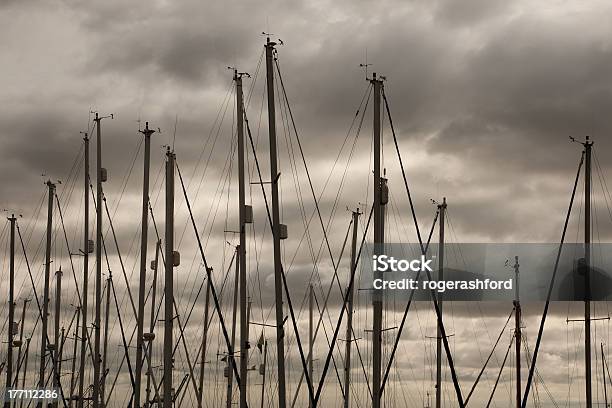 Masts Und Stürmischen Himmel Stockfoto und mehr Bilder von Ausrüstung und Geräte - Ausrüstung und Geräte, Bedeckter Himmel, Bohrinsel