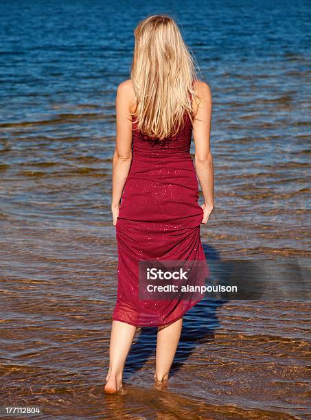 Vestido Vermelho De Água - Fotografias de stock e mais imagens de Adulto - Adulto, Ao Ar Livre, Cabelo Humano
