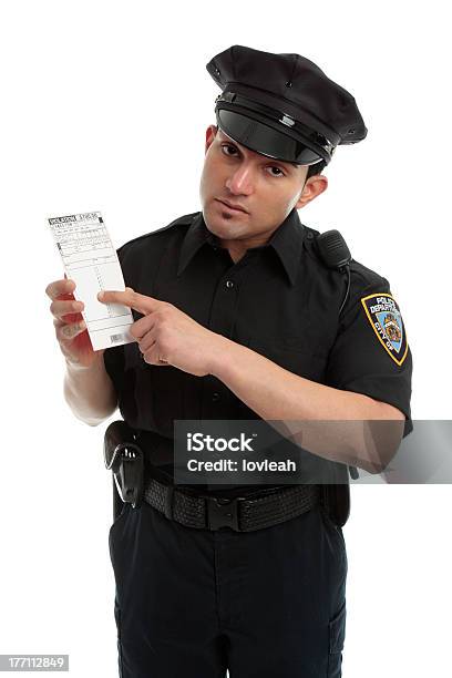 Полицейский Или Инспектор Дорожного Движения Нарушение Билет — стоковые фотографии и другие картинки Билет