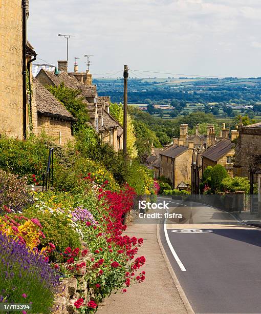 Деревня Cotswolds Bourtonнаhill С Цветами Великобритания — стоковые фотографии и другие картинки Котсуолд