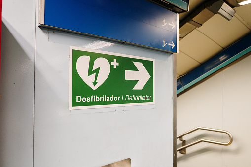 Defibrillator sign inside a building
