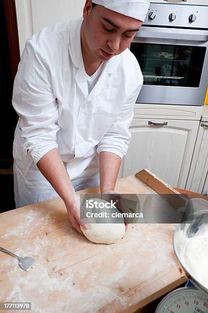 Foto de Baker Enquanto Trabalhando A Massa De Pão e mais fotos de stock de Adulto - Adulto, Assar, Beleza
