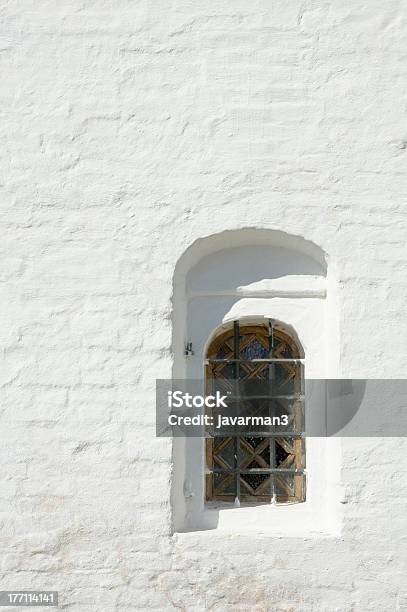 Foto de Janela Em Uma Parede De Mosteiro e mais fotos de stock de Aldeia - Aldeia, Antigo, Arcaico