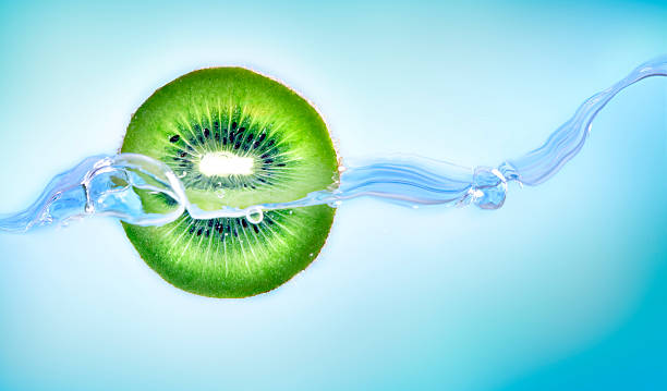 istock Water jet around kiwi on blue background 177114187