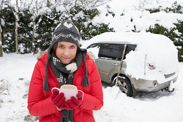 jovem mulher na neve com car - vehicle breakdown car stranded women - fotografias e filmes do acervo