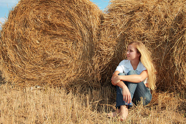 istock girl at straw 177114893