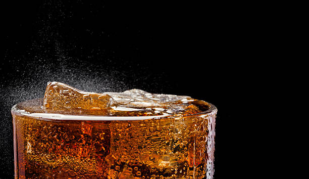 vidro de frio cola - brand named water imagens e fotografias de stock