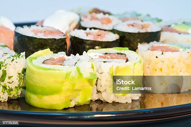 Primer Plano De Sushi Foto de stock y más banco de imágenes de Aguacate - Aguacate, Alimento, Anguila de agua salada