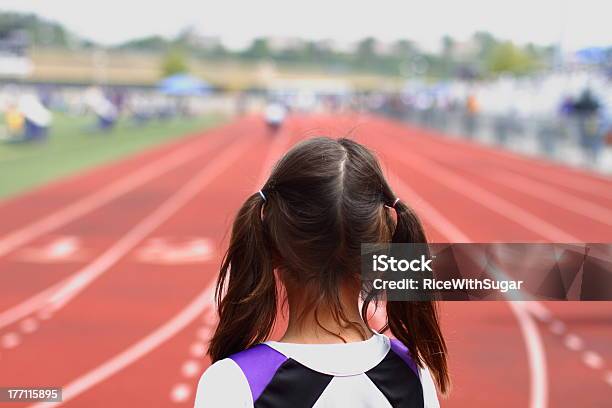 Previsione Allinizio Di Una Gara - Fotografie stock e altre immagini di Bambino - Bambino, Bambine femmine, Atletica leggera